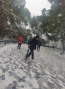 大雪步行上班